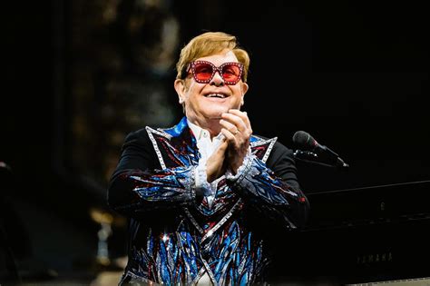 Il Grande Concerto di Elton John: Un Viaggio attraverso Decenni di Musica e Emozioni!